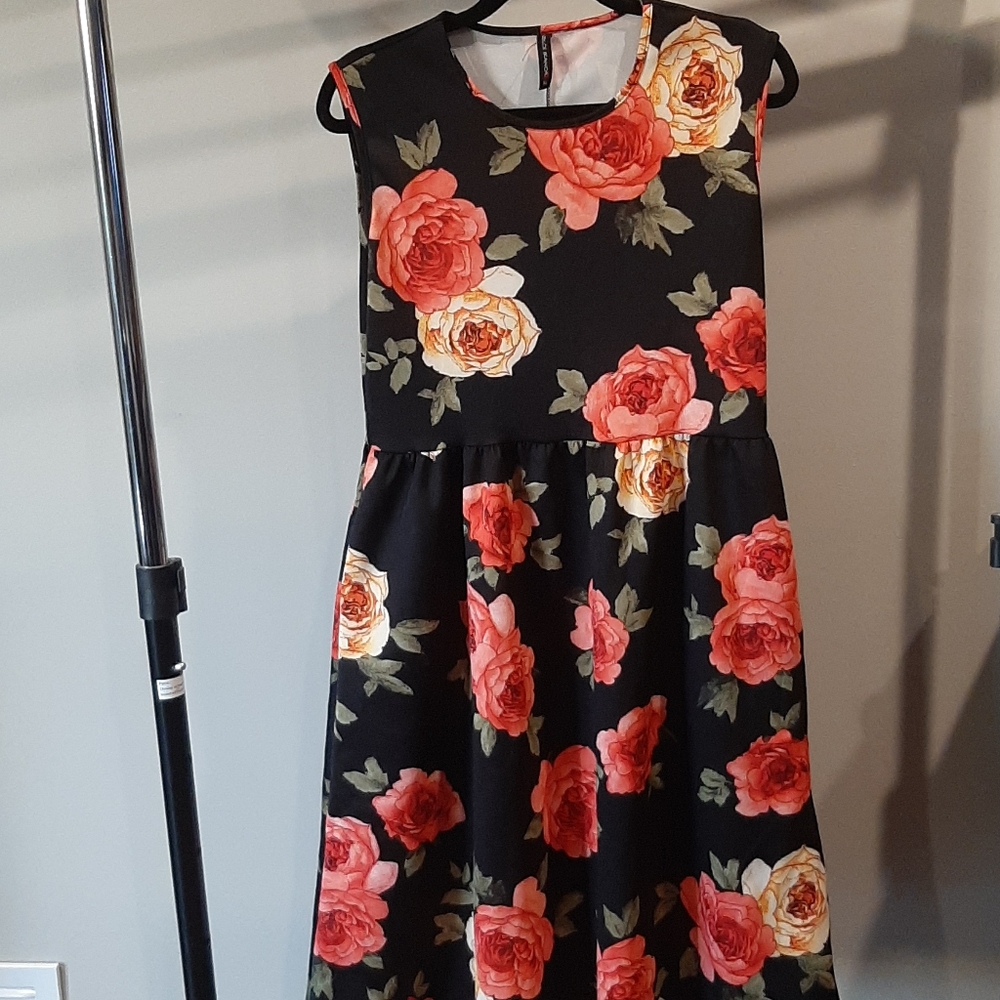 NWOT Floral pocket dress